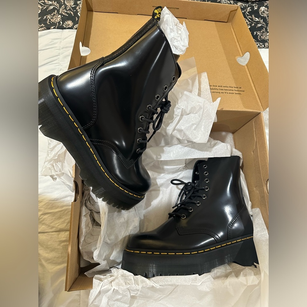 DOC MARTINS, black boots size 9
